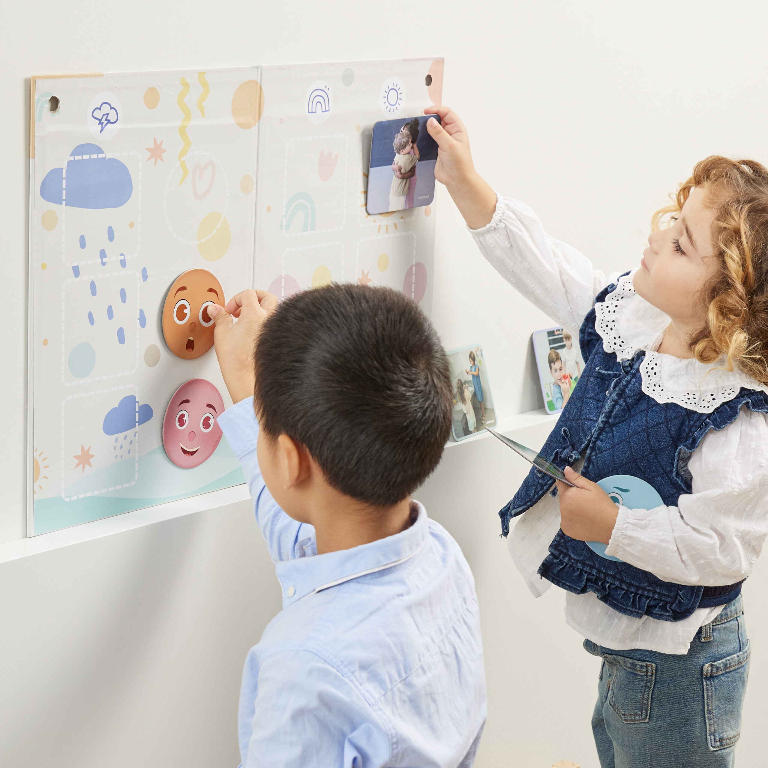 Dzieci przy tablicy Miniland